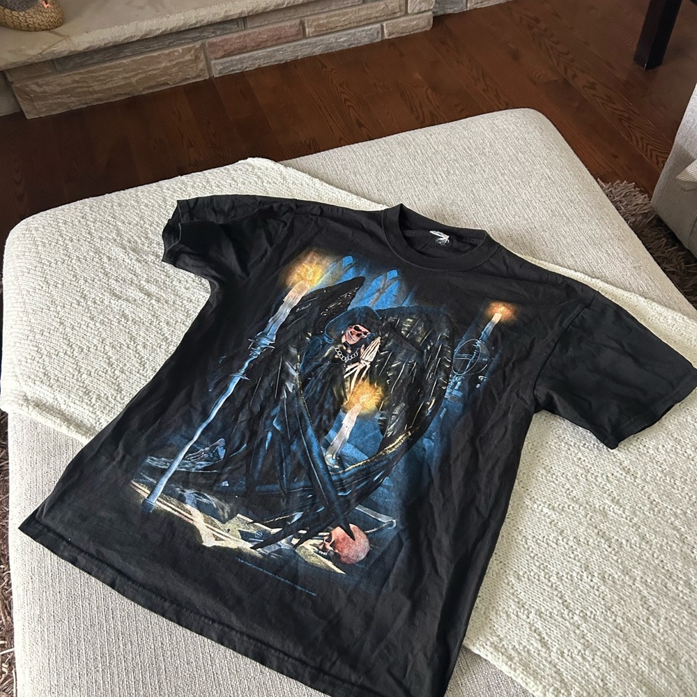 Fashion victim. Black Graphic T-Shirt with Skeleton Design. Rare